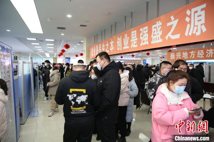 圖為招聘會現(xiàn)場?！∵|寧省人社廳供圖
