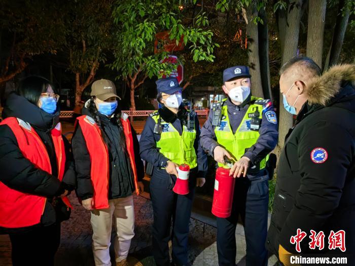 25日夜間至26日早晨，上海警方組織1.8萬余名警力，與15萬名平安志愿者一同嚴(yán)管煙花爆竹燃放?！∩虾Ｊ泄簿制謻|分局供圖