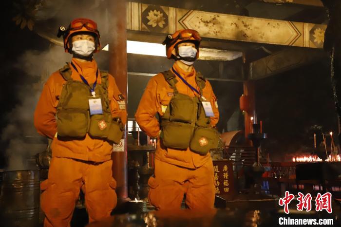 消防救援人員擔負景區(qū)執(zhí)勤任務?！￡惷鹘?攝