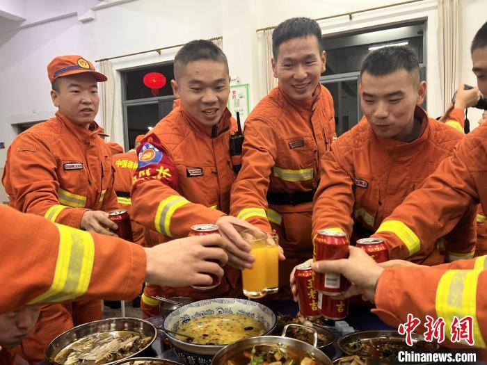 消防救援人員春節(jié)聚餐?！￡惷鹘?攝