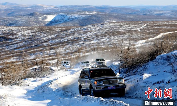 游客體驗冰雪穿越?！●T宏偉 攝