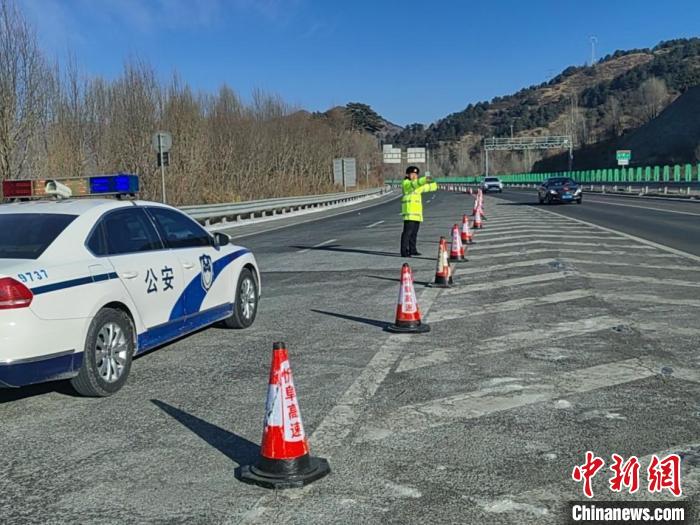山西高速交警在滄榆高速五臺(tái)山景區(qū)收費(fèi)站主線路面實(shí)施車輛分流。　山西高速交警 攝