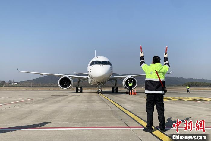1月28日，中國(guó)東航全球首架C919國(guó)產(chǎn)大飛機(jī)執(zhí)行MU7817次航班平穩(wěn)落地南昌昌北國(guó)際機(jī)場(chǎng)?！|航江西分公司 供圖
