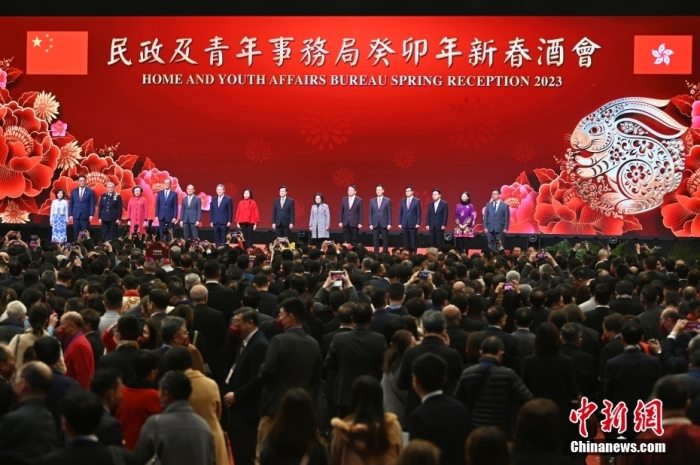 1月27日下午，香港特區(qū)政府民政及青年事務(wù)局舉辦癸卯年新春酒會(huì)，與香港各區(qū)青年同賀新春。圖為香港特區(qū)行政長(zhǎng)官李家超(右八)等出席新春酒會(huì)。 <a target='_blank' href='/'>中新社</a>記者 李志華 攝