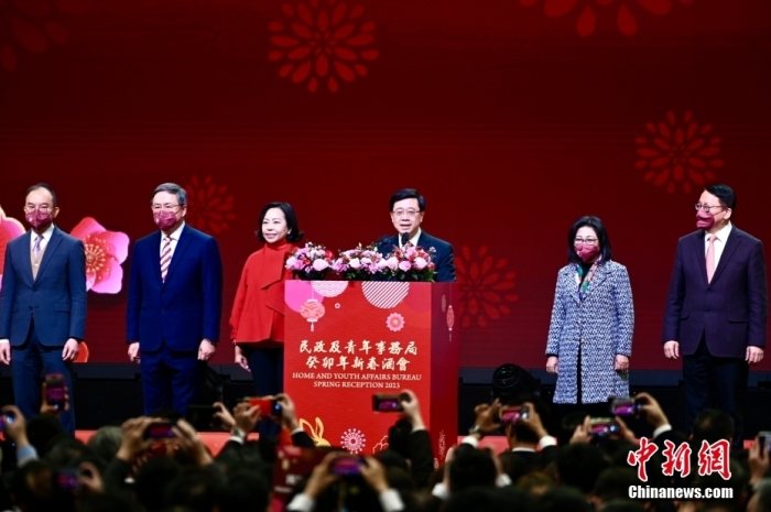 1月27日下午，香港特區(qū)政府民政及青年事務(wù)局舉辦癸卯年新春酒會(huì)，與香港各區(qū)青年同賀新春。圖為香港特區(qū)行政長(zhǎng)官李家超(右三)致辭。 <a target='_blank' href='/'>中新社</a>記者 李志華 攝