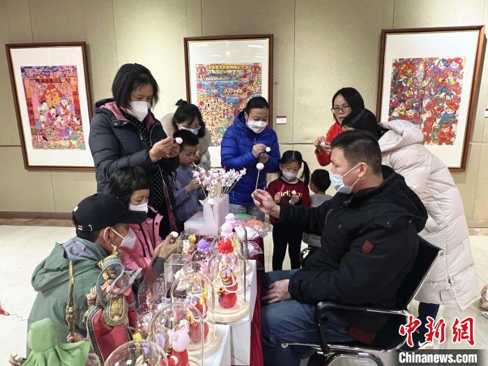 山東省文化館邀請(qǐng)非遺傳承人現(xiàn)場(chǎng)展演展示。