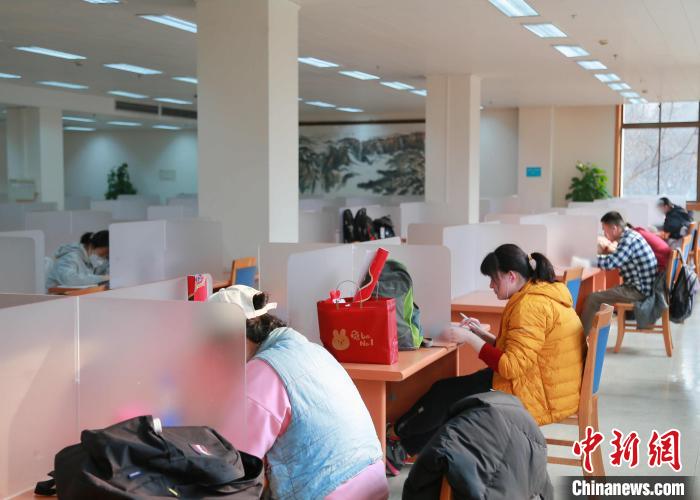 眾多學(xué)生、上班族利用假期空閑時(shí)間到山東省圖書館充電學(xué)習(xí)?！∪A天舒 攝