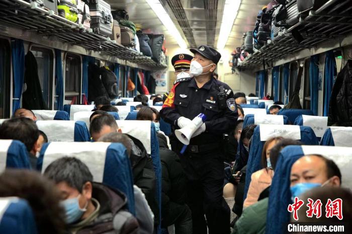 乘警“老譚”值乘最后一趟列車：有開心，更有不舍