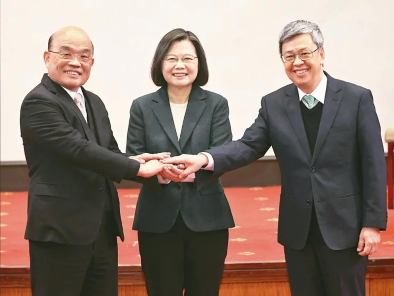 蔡英文總統(tǒng)（中）昨天與將卸任的行政院長(zhǎng)蘇貞昌（左）與準(zhǔn)閣揆前副總統(tǒng)陳建仁合影。記者潘俊宏／攝影