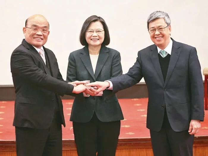 蔡英文(中)與蘇貞昌(左)及陳建仁合影。圖片來源：臺灣聯(lián)合新聞網(wǎng) 潘俊宏 攝.jpg