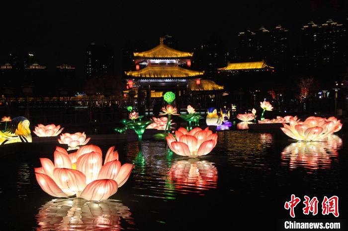 圖為春節(jié)期間，在西安大唐芙蓉園舉行的新春燈會?！堃怀?攝
