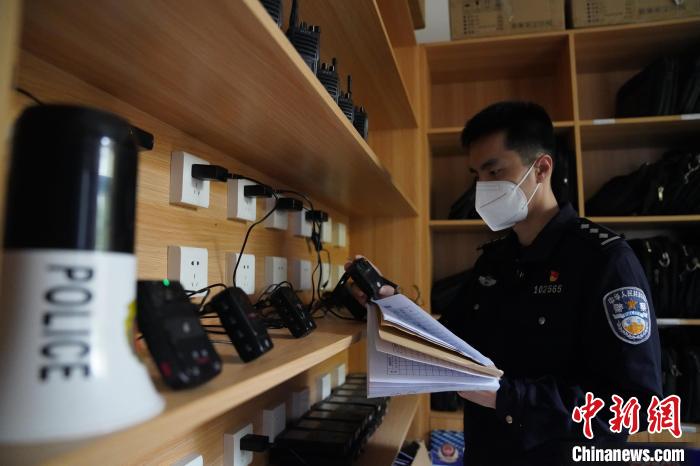 圖為民警黃昊正在清點(diǎn)整理執(zhí)法記錄儀?！⊥鯓s鑫 攝