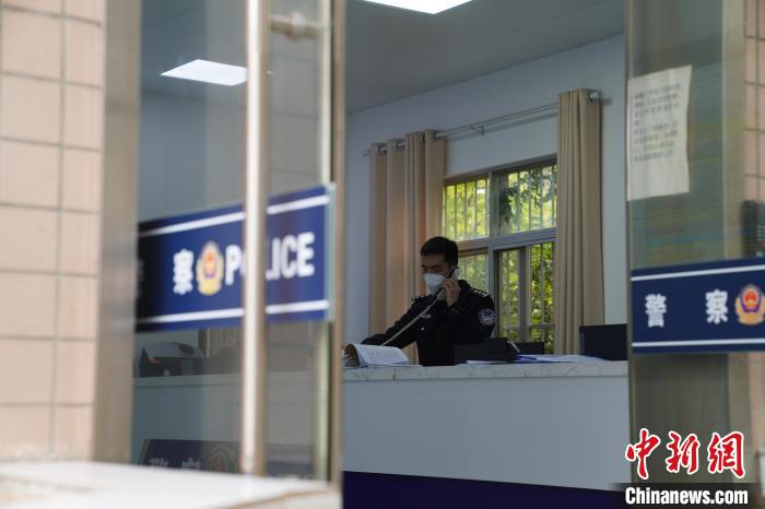圖為南寧鐵路公安處南寧乘警支隊(duì)綜合調(diào)度室?！⊥鯓s鑫 攝