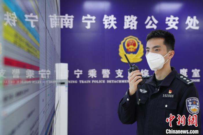 圖為民警黃昊正在用對(duì)講機(jī)進(jìn)行點(diǎn)名調(diào)度?！⊥鯓s鑫 攝