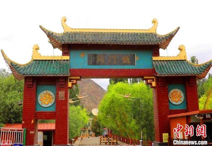 鐵門關(guān)景區(qū)?！∈酚窠?攝