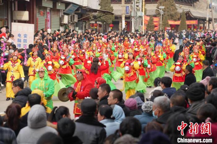 風(fēng)行于山西的傳統(tǒng)民俗活動(dòng)“跑竹馬”。　武俊杰 攝