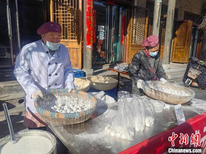 傳統(tǒng)的制法，地道的口味，手工元宵現(xiàn)做現(xiàn)賣，口感新鮮，為民眾的年味增加甜蜜?！№n俊媛 攝