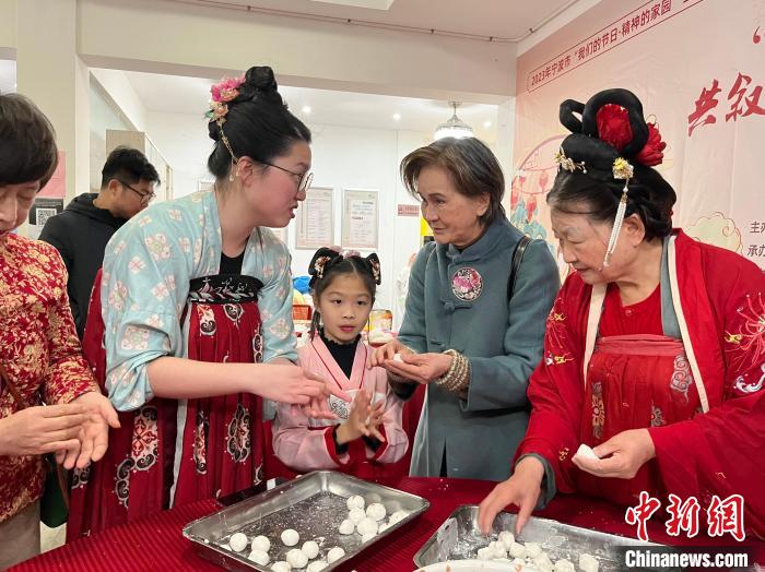 在甬臺(tái)胞制作湯圓?！⌒祧喂﹫D