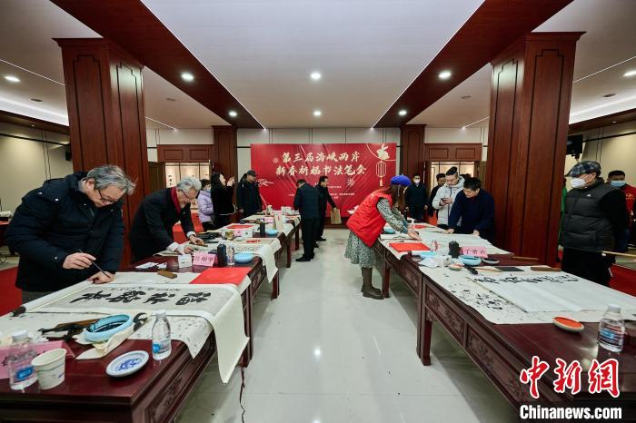第三屆海峽兩岸新春祈福書(shū)法筆會(huì)3日通過(guò)視頻連線的方式舉行 主辦方供圖