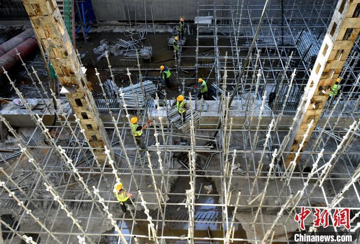 1月29日，福建福州，中鐵工人在濱?？炀€施工工地作業(yè)。