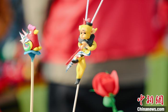 圖為活動現(xiàn)場的非遺展示作品?！∷屋x 攝