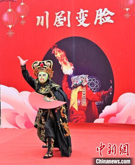 川劇變臉。　 周桂婷 攝