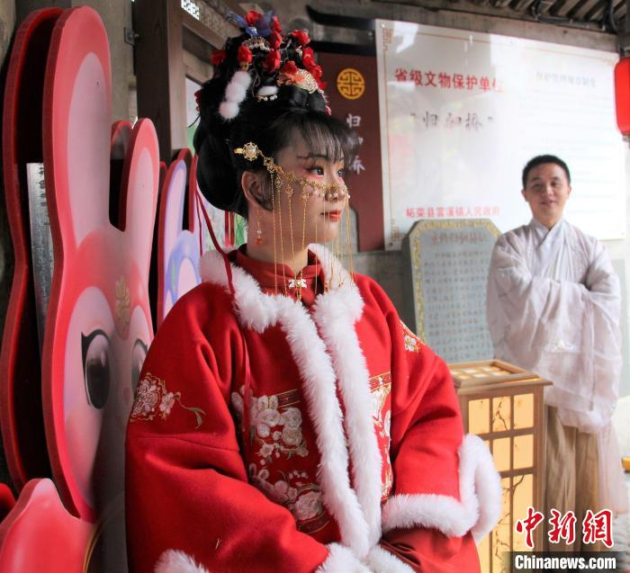 漢服秀。　 魏慧玲 攝