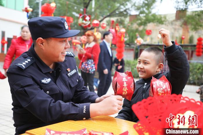父子倆同時(shí)舉燈籠，臉上洋溢著幸福的笑容?！↑S曉君 攝