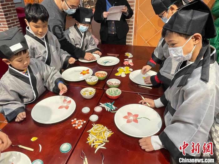 現(xiàn)場制作剪瓷雕?！「＝ㄊ」咆任幕芯繒?huì)供圖