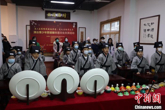 漳臺(tái)青少年們認(rèn)真聆聽剪瓷雕歷史文化背景?！「＝ㄊ」咆任幕芯繒?huì)供圖