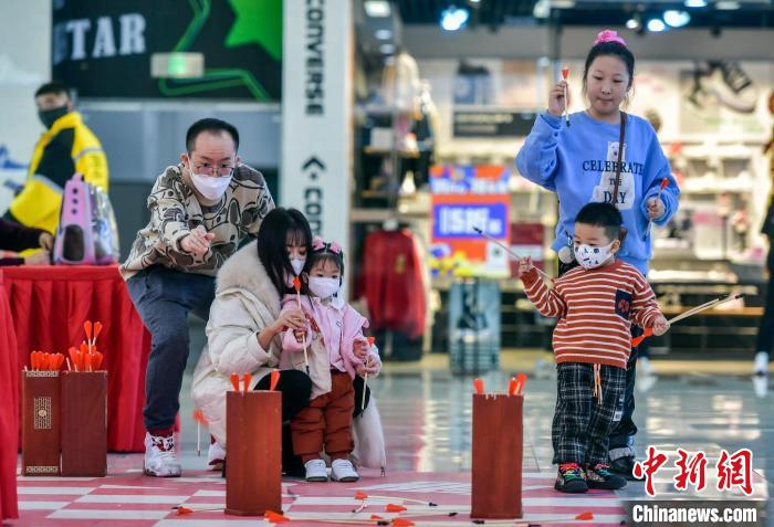 古老的投壺游戲吸引市民參與。　劉新 攝