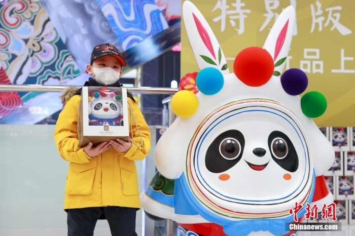12月28日，“北京2022冰墩墩兔年特別版系列”在北京發(fā)布。此次系列新品是以北京傳統(tǒng)民俗中的經(jīng)典兔子形象“兔爺”為創(chuàng)意點(diǎn)，形成具有民族特色的“兔墩墩”。此次發(fā)布的“冰墩墩兔年特別版”系列新品，既是慶祝北京2022年冬奧會(huì)一周年，同時(shí)是對(duì)即將到來的兔年寄予新春的祝福。圖為買到“兔墩墩”的小朋友在拍照。 <a target='_blank' href='/'>中新社</a>記者 賈天勇 攝