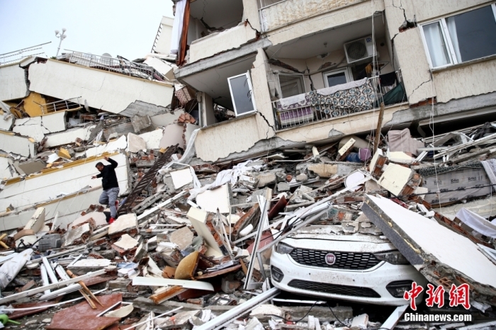 當(dāng)?shù)貢r(shí)間6日，土耳其發(fā)生7.8級(jí)地震，圖為土耳其哈塔伊，倒塌的建筑物與受損車輛。圖/視覺(jué)中國(guó)