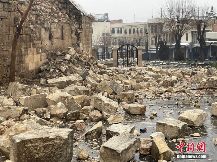圖為土耳其加濟(jì)安泰普城堡，墻壁在地震中變成一地碎磚。該古堡有數(shù)千年歷史，最早建于公元2至4世紀(jì)的羅馬時(shí)期，當(dāng)時(shí)是一座瞭望塔。圖/視覺(jué)中國(guó)