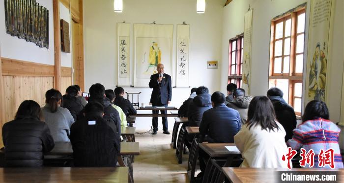 臺灣游氏宗親、世界游氏宗親聯(lián)誼會會長游岳勛以“幸福生命美學”為主題開中華傳統(tǒng)文化講座?！∮螑鄯?攝
