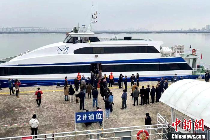 泉金客運(yùn)航線恢復(fù)通航的首批乘客登船?！∪?攝