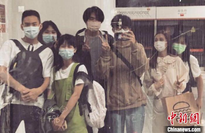 圖為徐澤中在大陸與朋友們活動。　徐澤中 供圖
