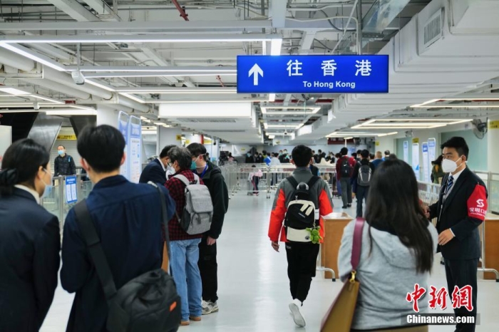 資料圖：圖為前往香港的旅客有序出境。圖/ <a target='_blank' href='/'>中新社</a>記者 陳文