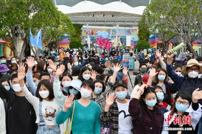 資料圖：圖為內(nèi)地旅行團高興揮手前來香港海洋公園游玩。李志華 攝