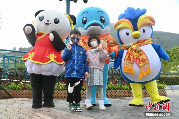 隨著香港與內(nèi)地全面“通關(guān)”，香港不少旅游活動(dòng)重啟。2月11日上午，香港海洋公園迎來(lái)全面復(fù)常后的首個(gè)內(nèi)地點(diǎn)對(duì)點(diǎn)旅行團(tuán)。該旅行團(tuán)約有140名內(nèi)地旅客由深圳蓮塘口岸乘坐跨境專車直達(dá)香港海洋公園，園方特地為旅行團(tuán)安排歡迎儀式，歡迎他們蒞臨香港海洋公園。圖為兒童與香港海洋公園吉祥物合影。李志華 攝