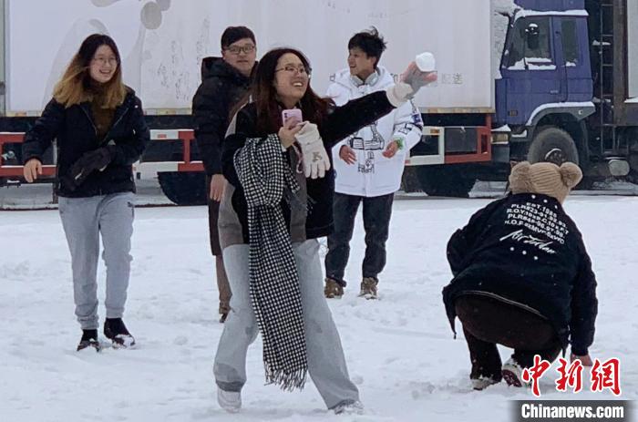 圖為臺(tái)胞青年與內(nèi)蒙古青年在打雪仗。　奧藍(lán) 攝