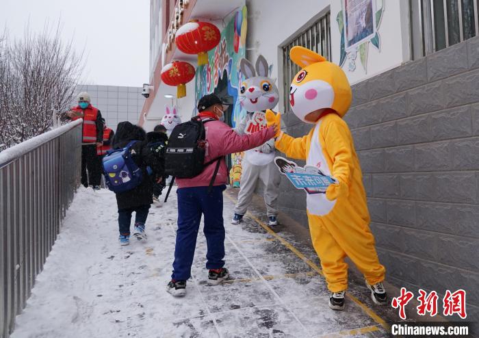 圖為昆侖路小學(xué)學(xué)生與“歡迎兔”互動?！●R銘言 攝