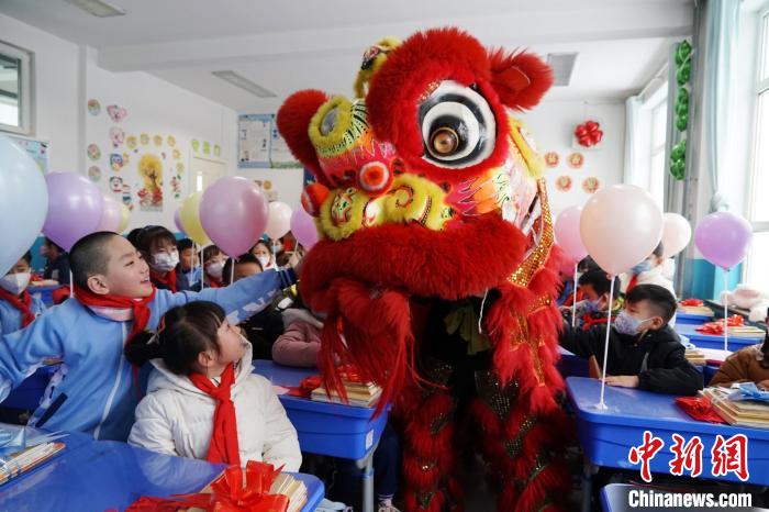 圖為學(xué)生們與“南獅”互動?！●R銘言 攝