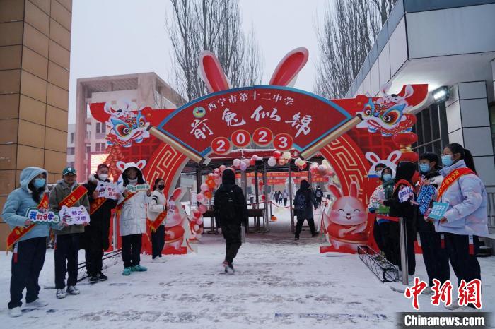 圖為中學(xué)生開學(xué)入校?！●R銘言 攝