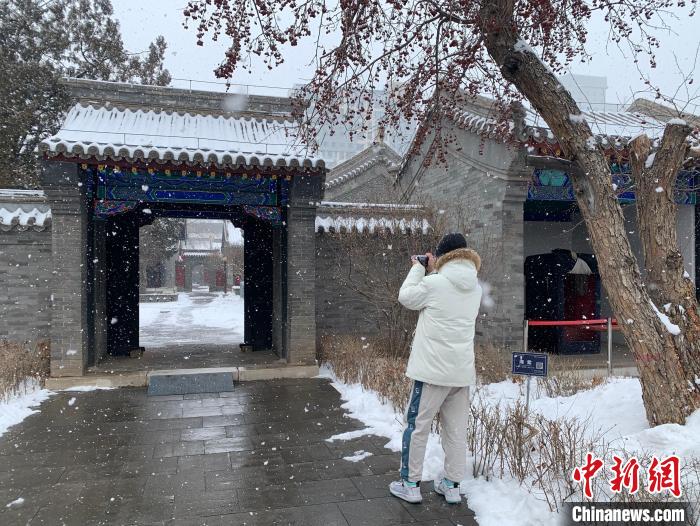 圖為營(yíng)員在為制作視頻收集素材。　奧藍(lán) 攝