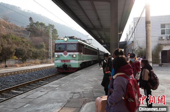 四川涼山：“慢火車”溫暖守護學(xué)子出行路