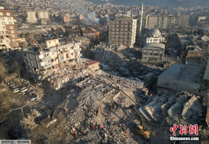 當(dāng)?shù)貢r(shí)間2月9日，土耳其卡赫拉曼馬拉什，航拍圖片顯示地震導(dǎo)致當(dāng)?shù)卮笈课菔軗p，很多建筑物已化作廢墟。