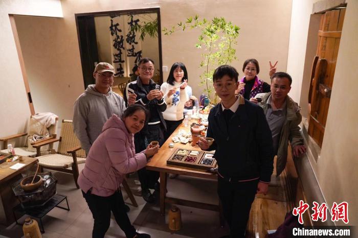 活動(dòng)中，兩岸青年歡聚一堂，圍爐煮茶。　龍文區(qū)臺聯(lián)供圖。