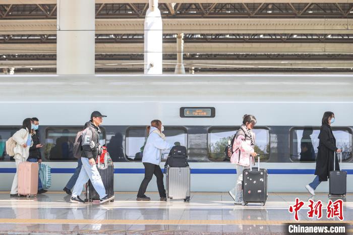 圖為江西南昌西站，旅客從站臺上走過。　劉力鑫 攝