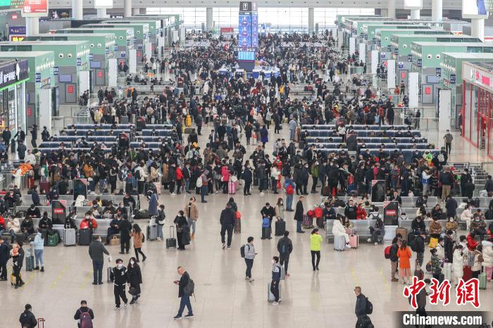 圖為江西南昌西站，不少旅客在候車大廳內候車?！⒘?攝